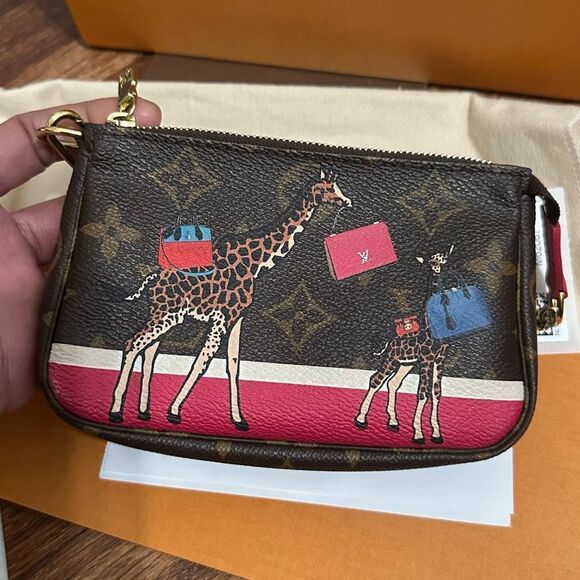 🎉🎉CYBER MONDAY SALE🎉🎉 Limited Edition Louis Vuitton Mini Pochette Accessoires - Picture 2 of 8